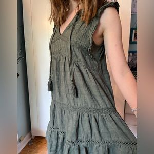 Knox Rose green tiered v-necked midi dress.
